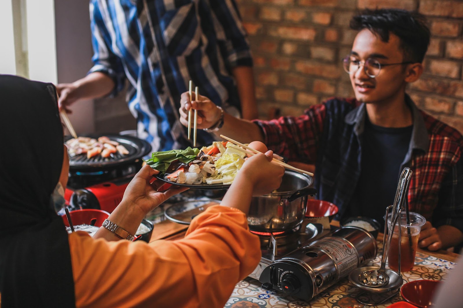 Tren Konsumen 2025: Mengapa Mereka Semakin Peduli dengan Label dan Sertifikasi Produk Makanan?