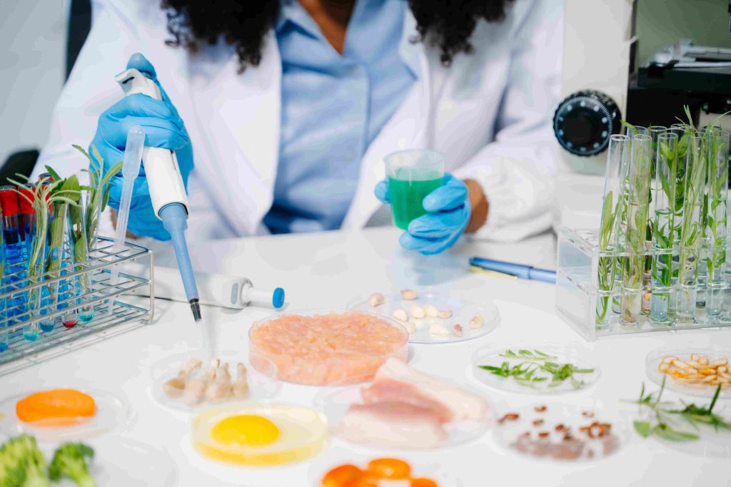 Proses Testing Bahan Makanan Untuk Memastikan Tidak Ada Bakteri yang Terkandung