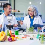 2 Ahli yang Sedang Melakukan Penelitian Pangan di Laboratorium